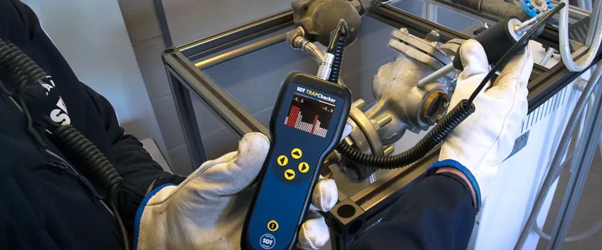 Testing a steam trap with the SDT TRAPChecker: contact sensor on the trap body, signal histogram on screen. Photo: SDT Ultrasound Solutions
