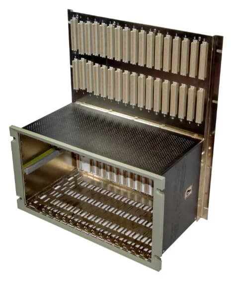 Стойка для настенного монтажа (bulkhead): I/O-модули ставятся над основными, глубина 267 мм